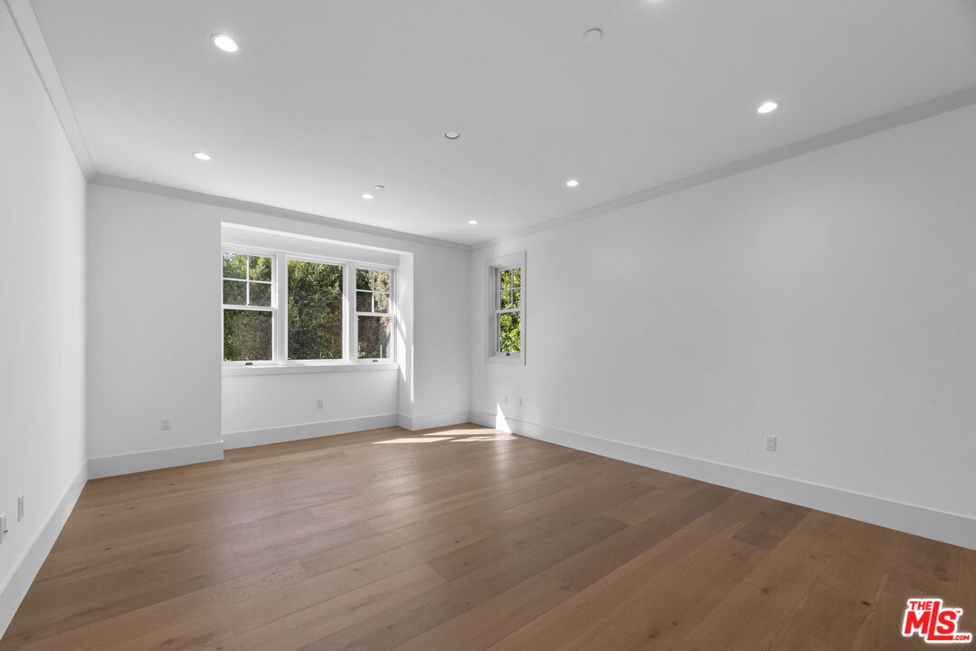 566 Ida St