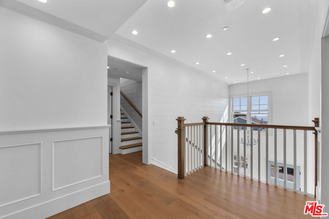 566 Ida St