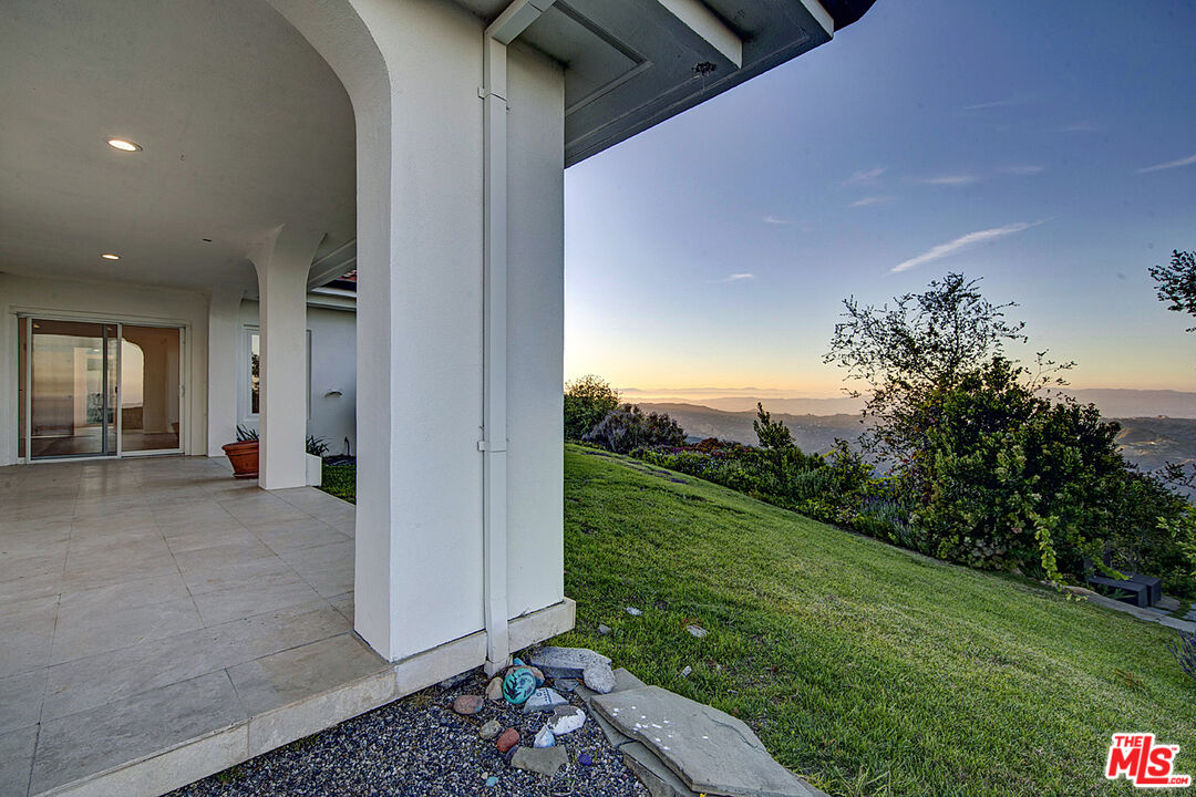 21965 Saddle Peak Rd
