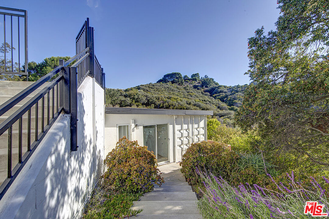 21965 Saddle Peak Rd