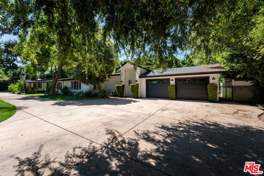 4725 Vanalden Ave