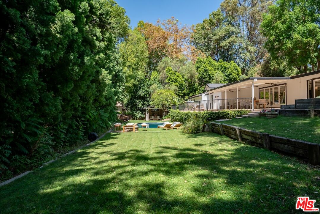 4725 Vanalden Ave