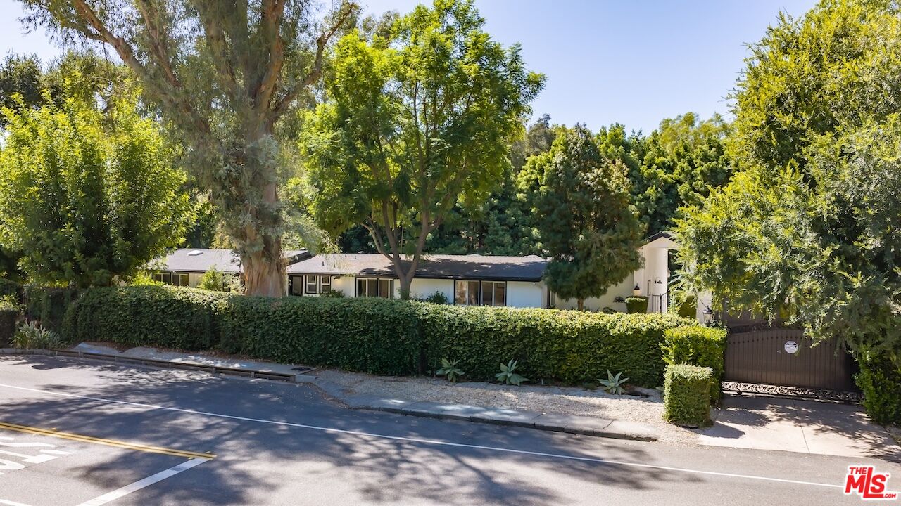 4725 Vanalden Ave