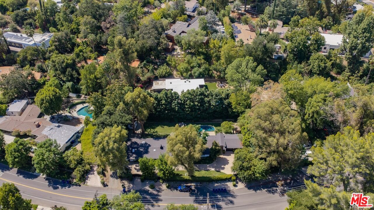 4725 Vanalden Ave