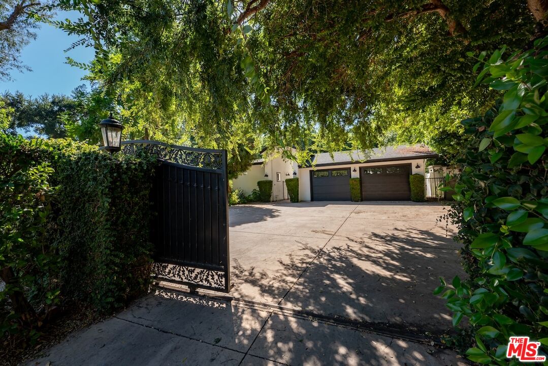 4725 Vanalden Ave