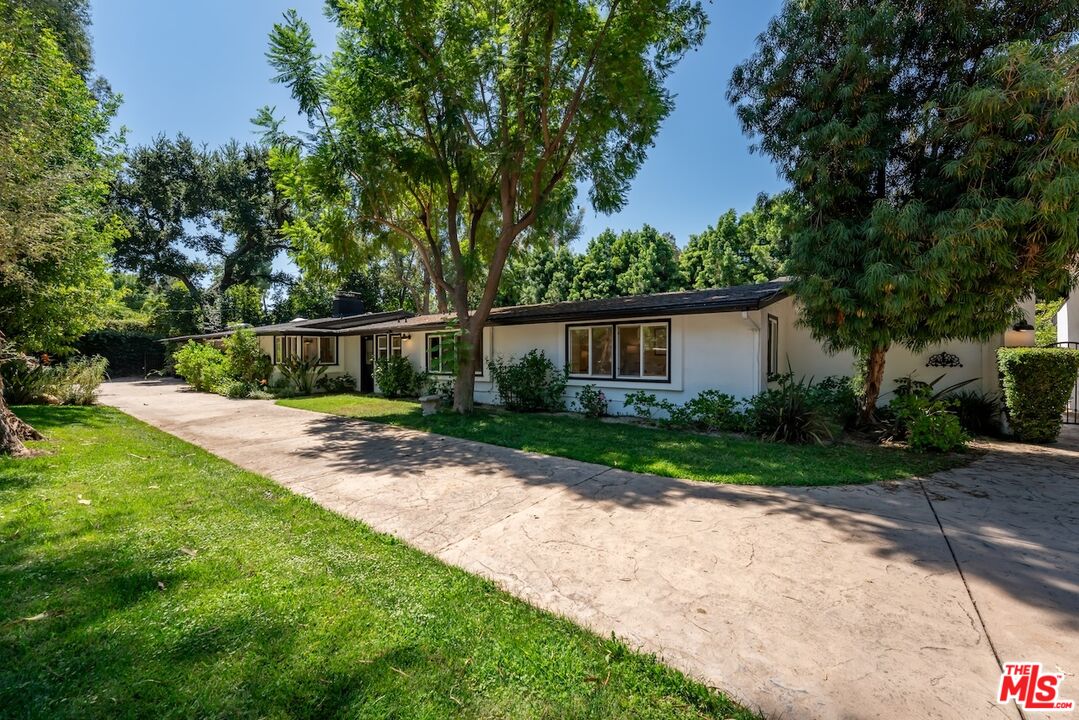 4725 Vanalden Ave
