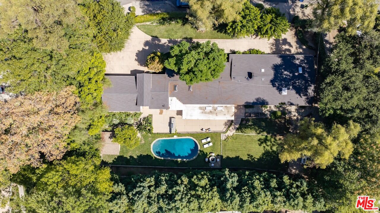 4725 Vanalden Ave