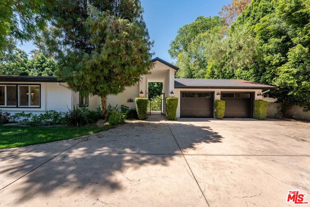 4725 Vanalden Ave