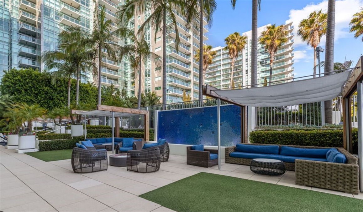 13700 Marina Pointe Dr, #924