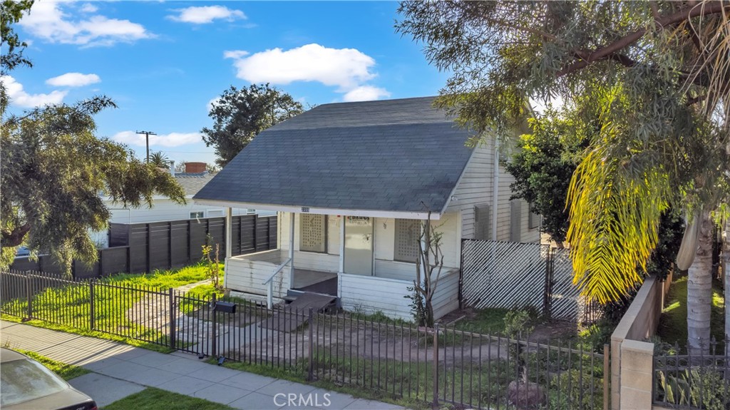 2355 Cerritos Avenue