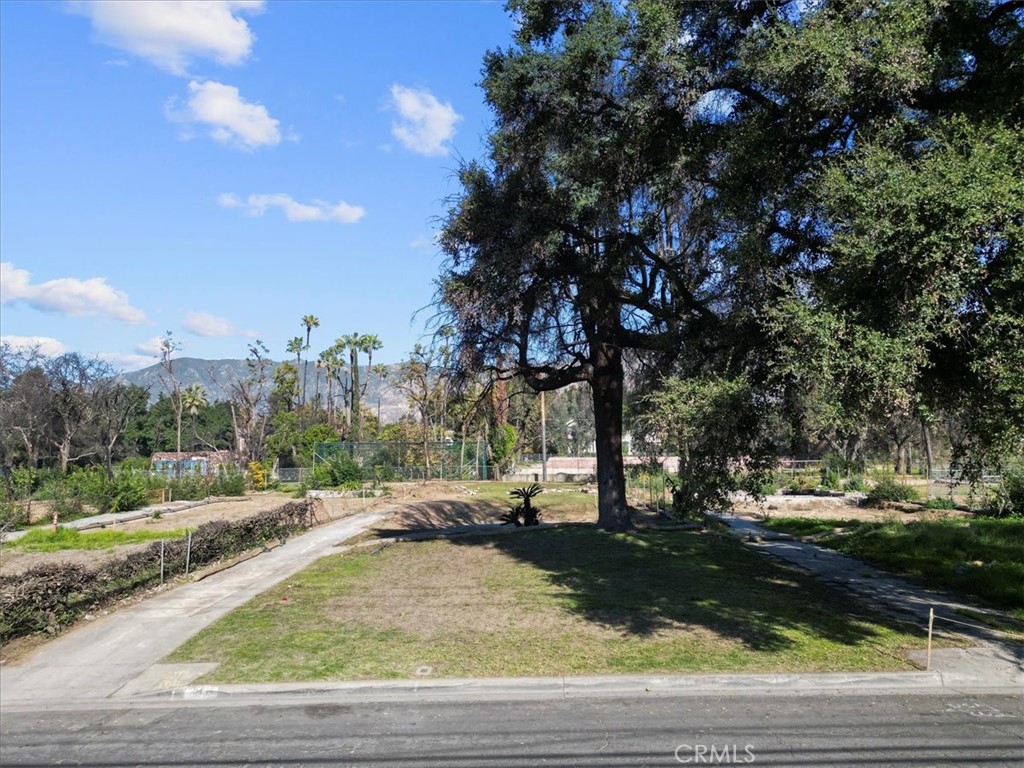 215 E Calaveras
