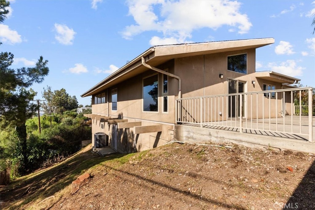 2377 Silver Ridge Avenue