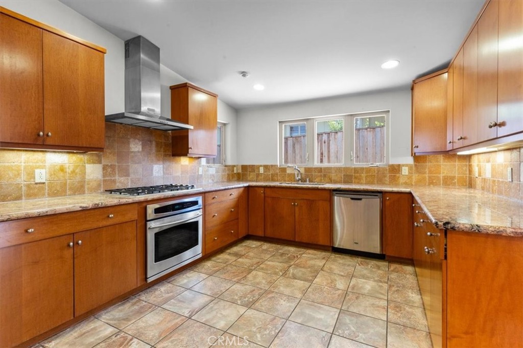 2377 Silver Ridge Avenue