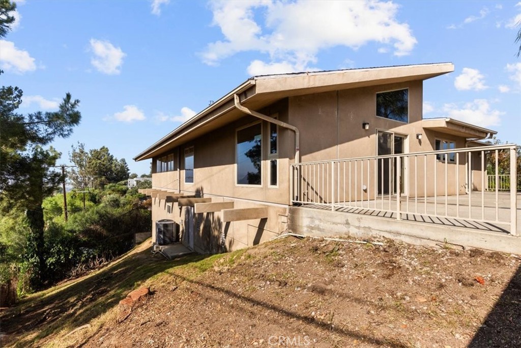2377 Silver Ridge Avenue