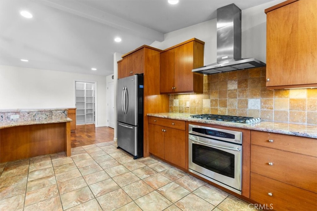 2377 Silver Ridge Avenue