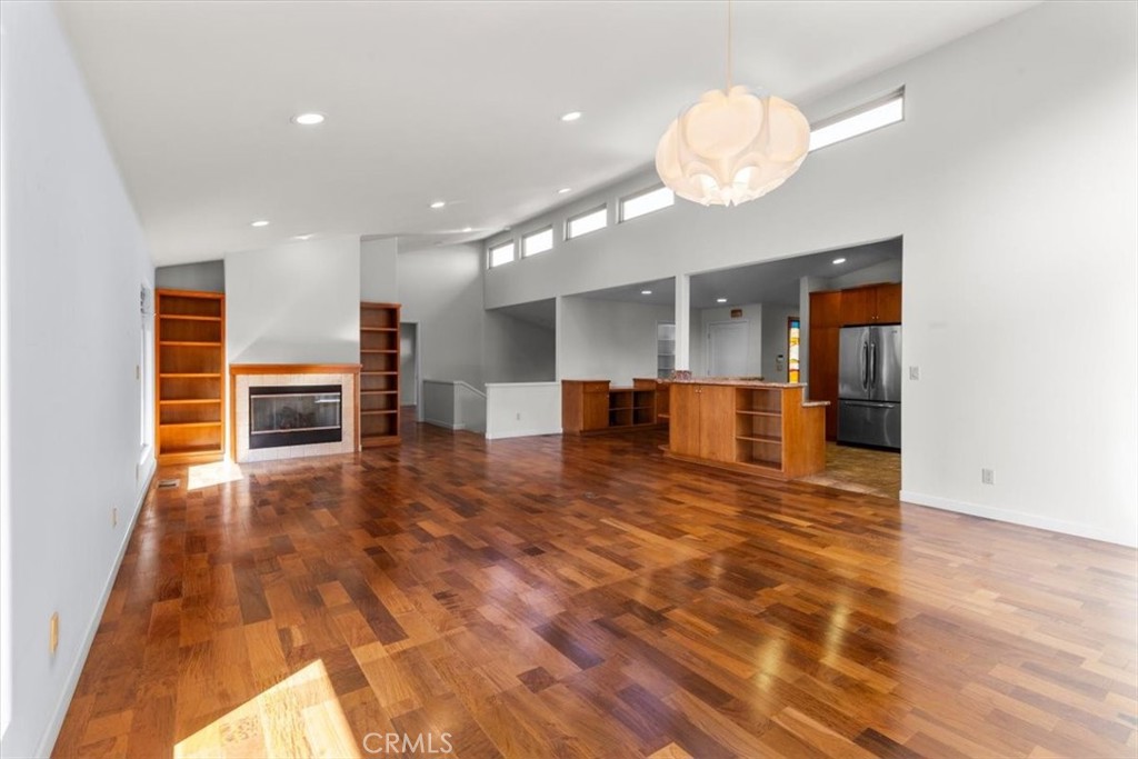 2377 Silver Ridge Avenue