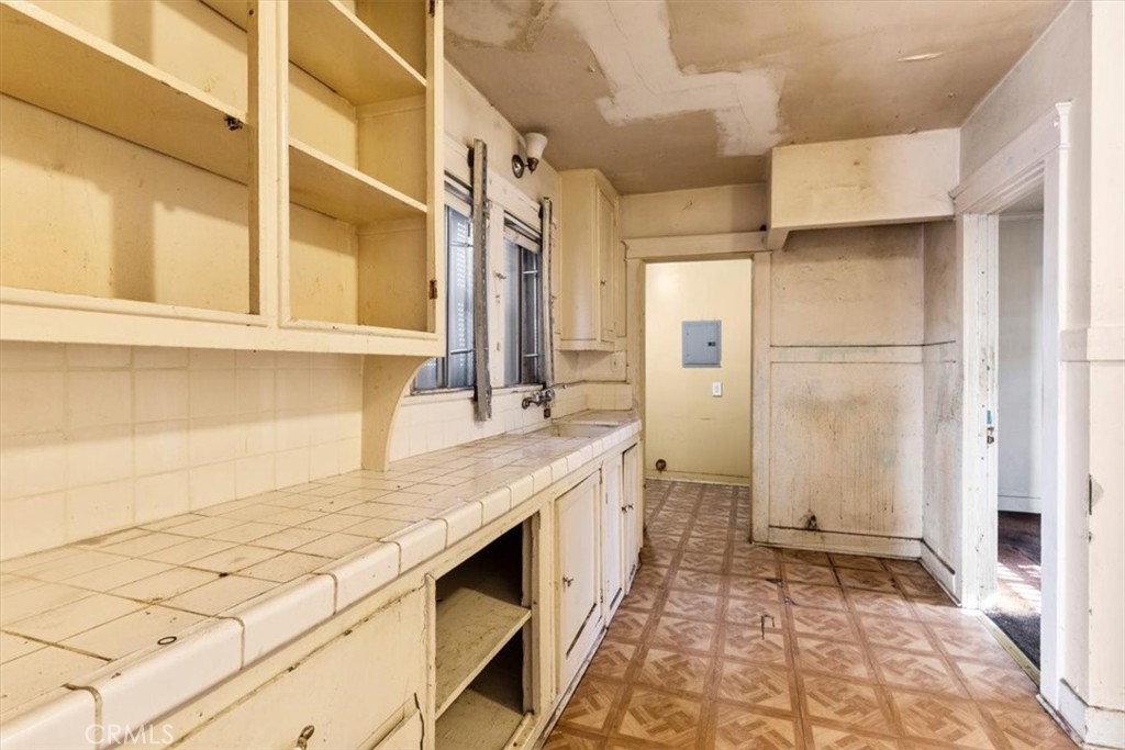 324 W 47th Place