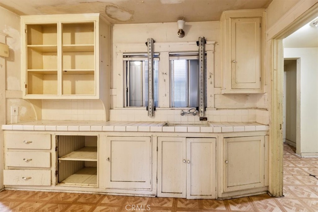 324 W 47th Place