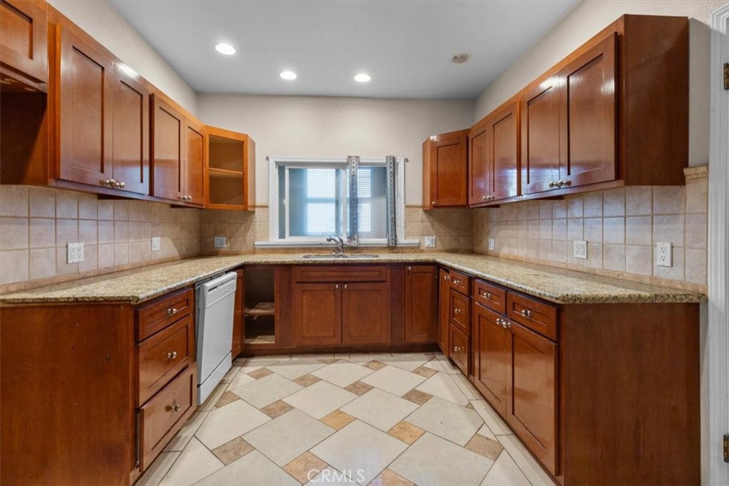 324 W 47th Place