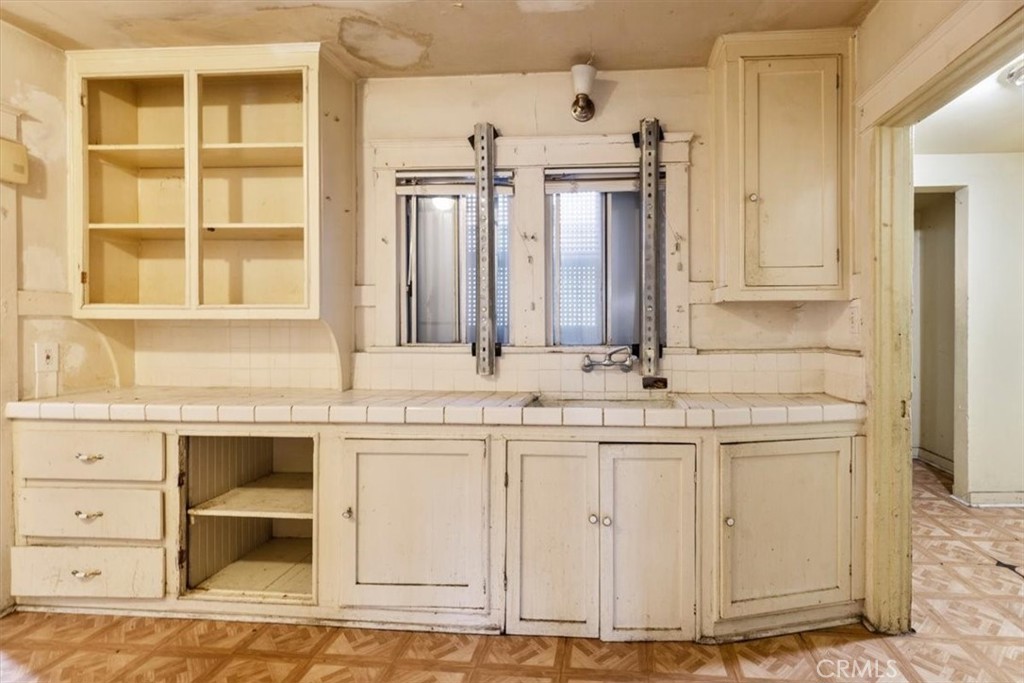 324 W 47th Place