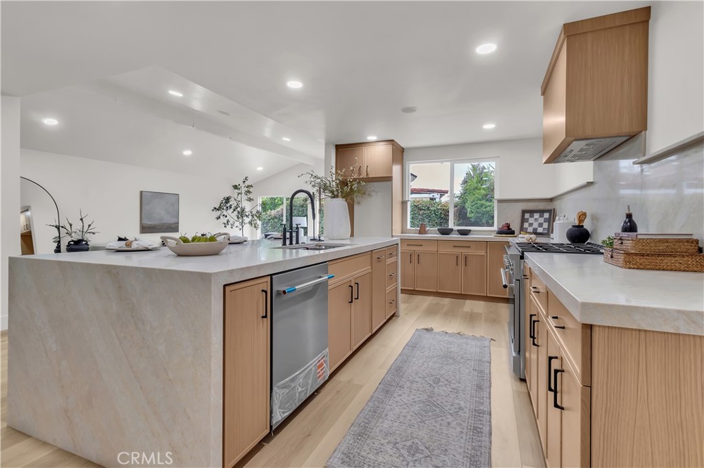2525 N Pacific