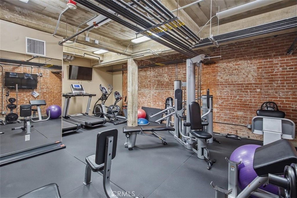 835 Locust Avenue 317