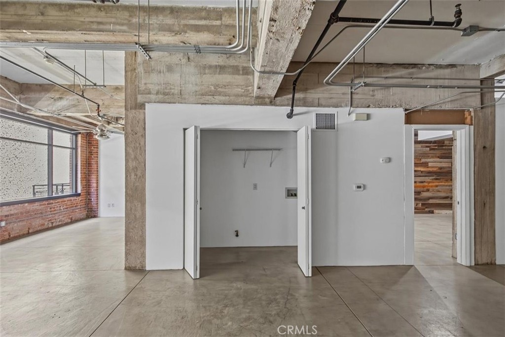 835 Locust Avenue 317