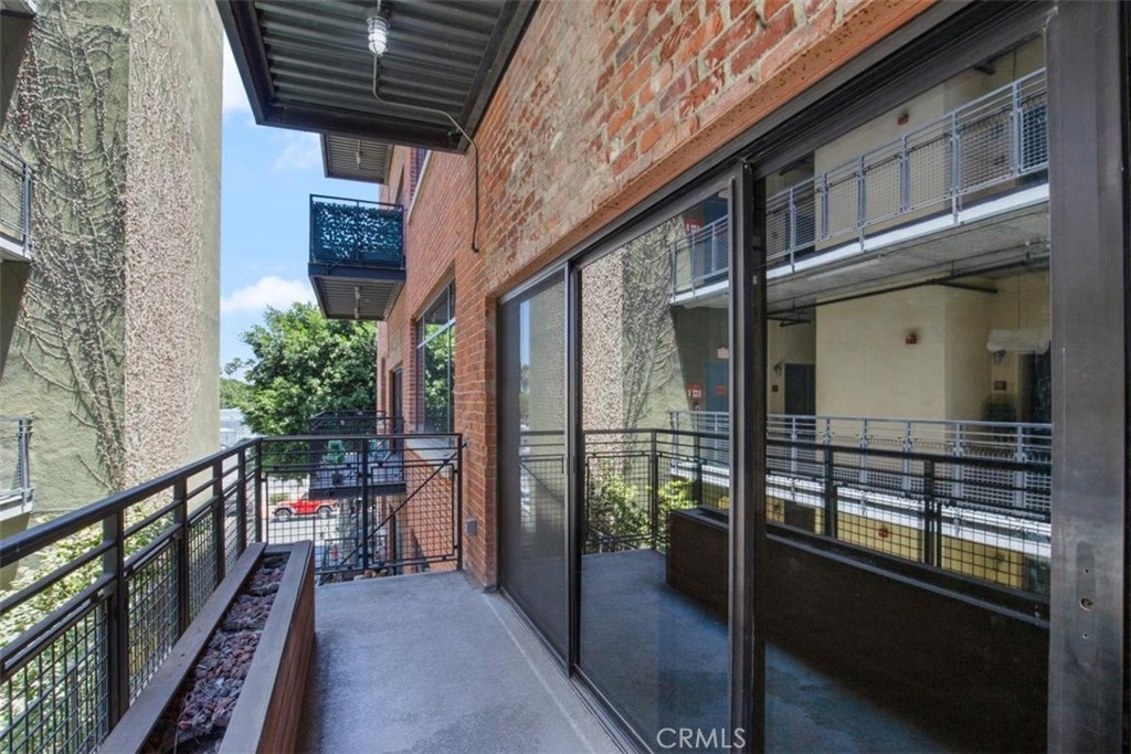 835 Locust Avenue 317