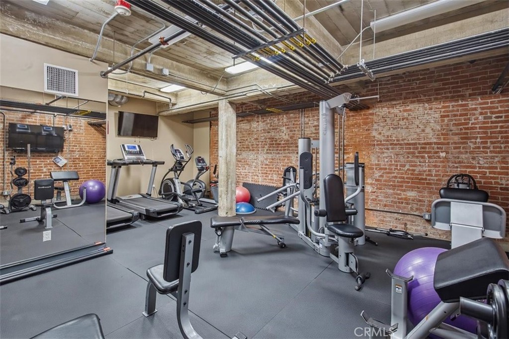 835 Locust Avenue 317