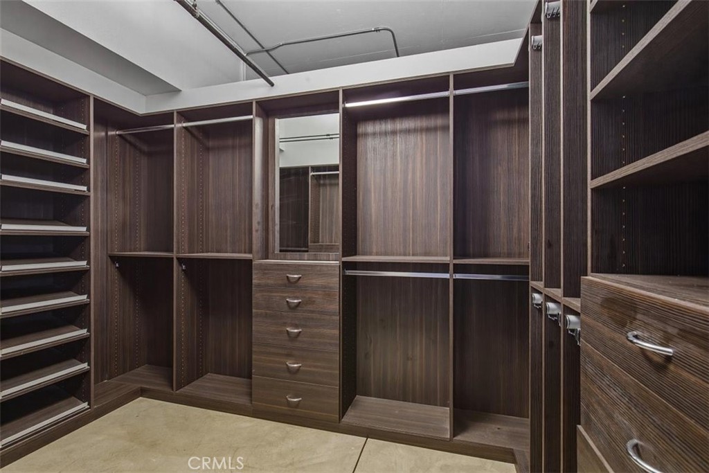 835 Locust Avenue 317