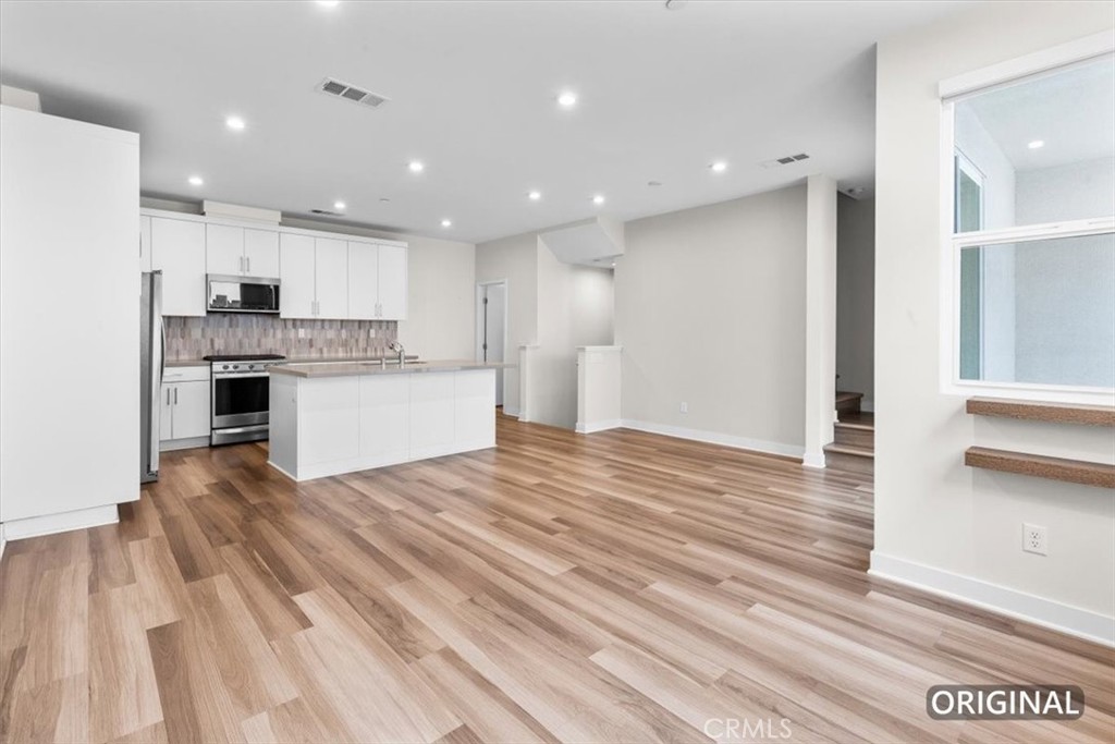 1206 W Cara