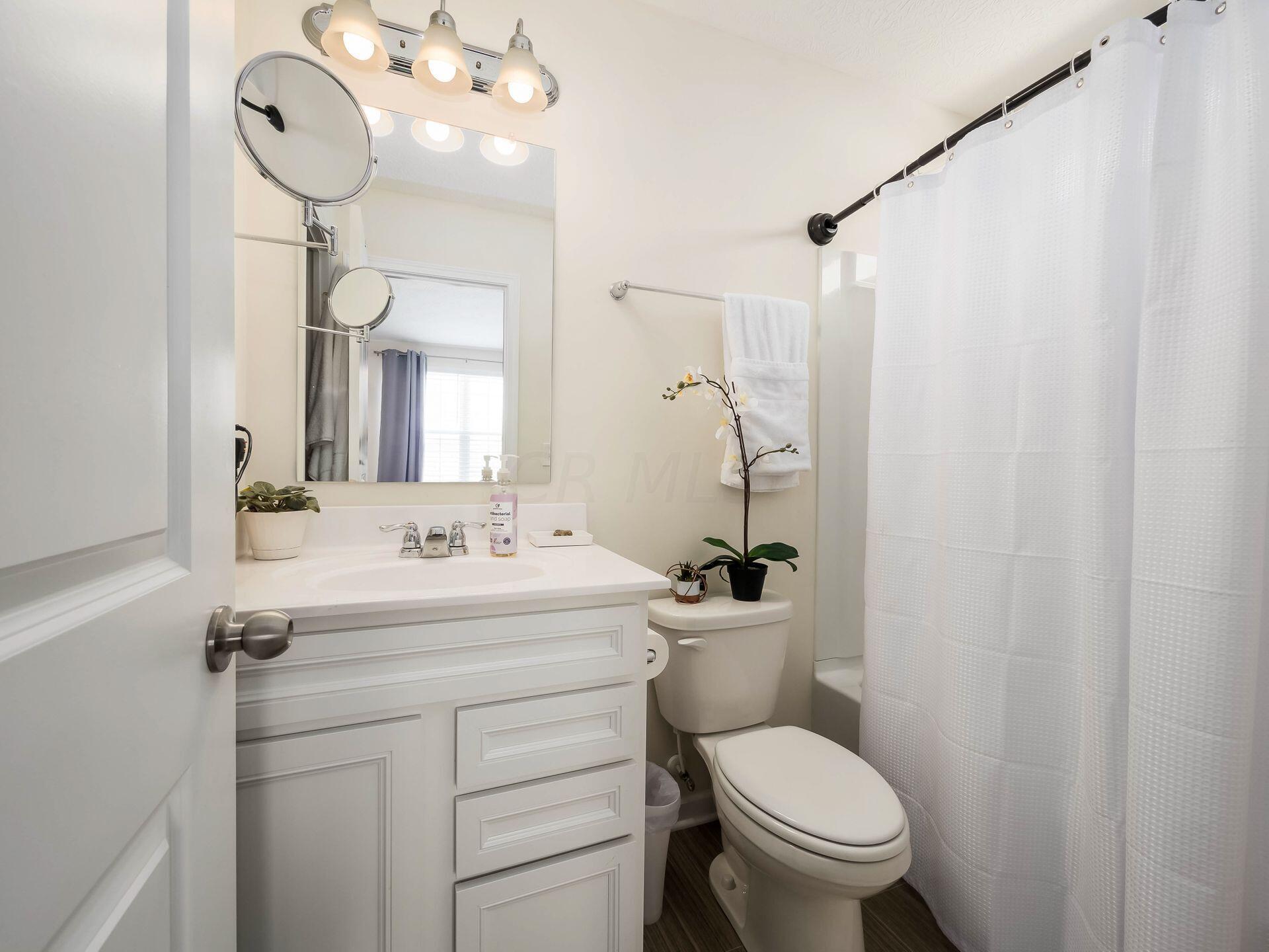 121 Leather Leaf Circle