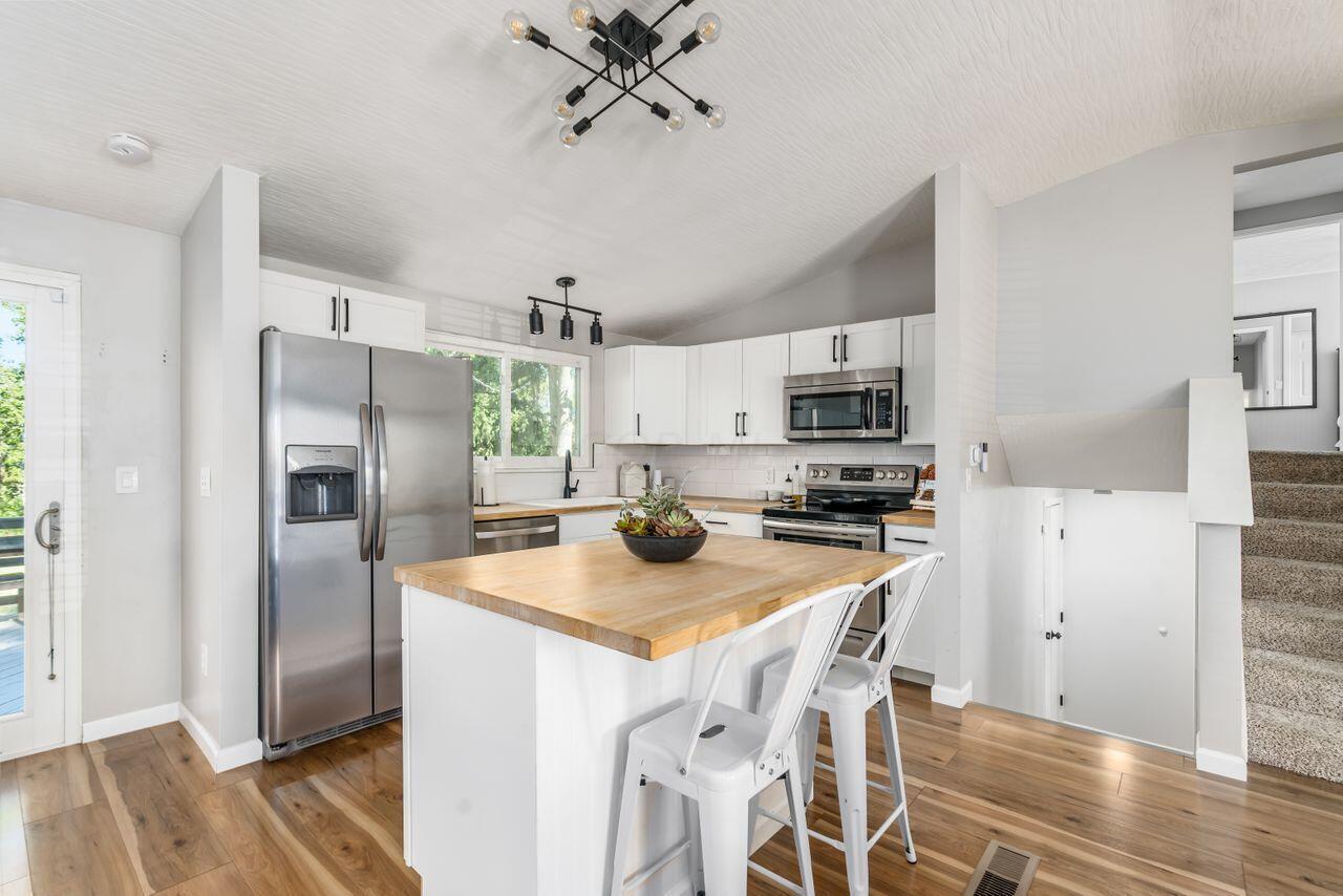 6467 Montford Road W