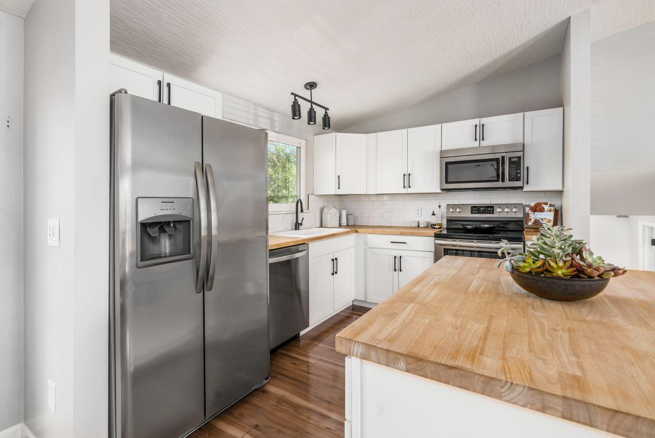 6467 Montford Road W