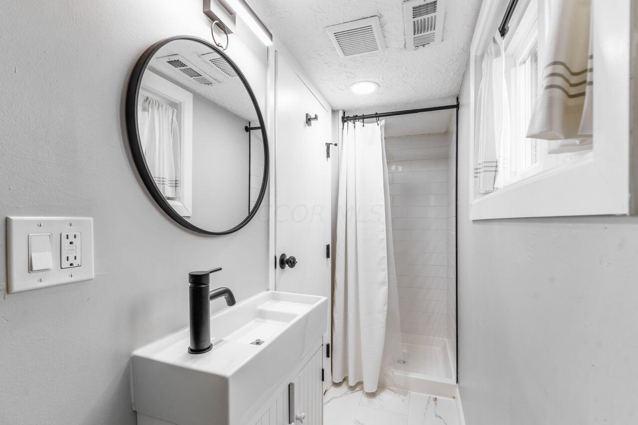 6467 Montford Road W