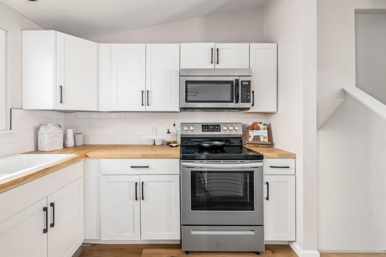 6467 Montford Road W