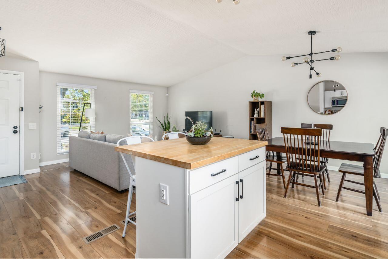 6467 Montford Road W