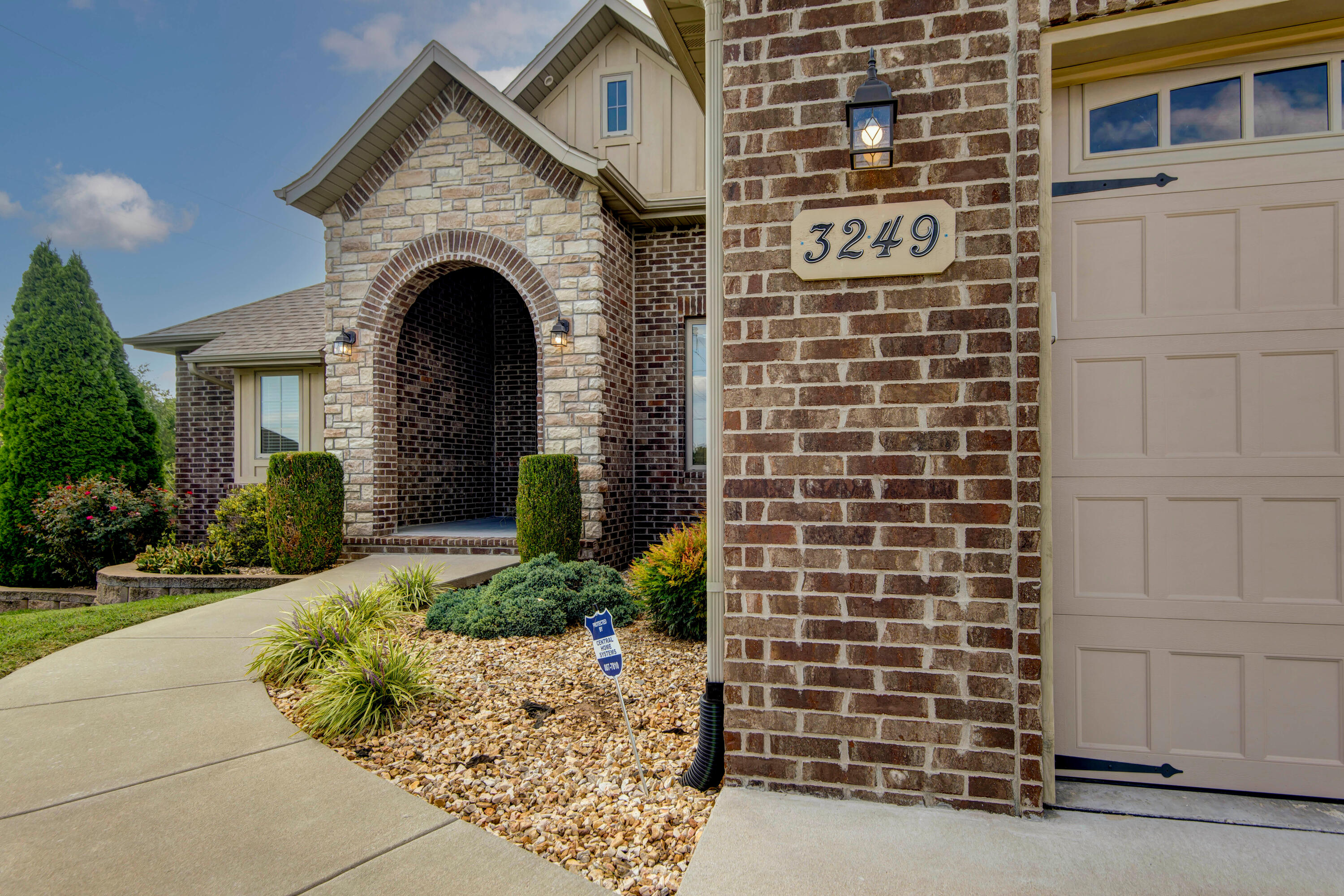 3249 S Victoria Avenue