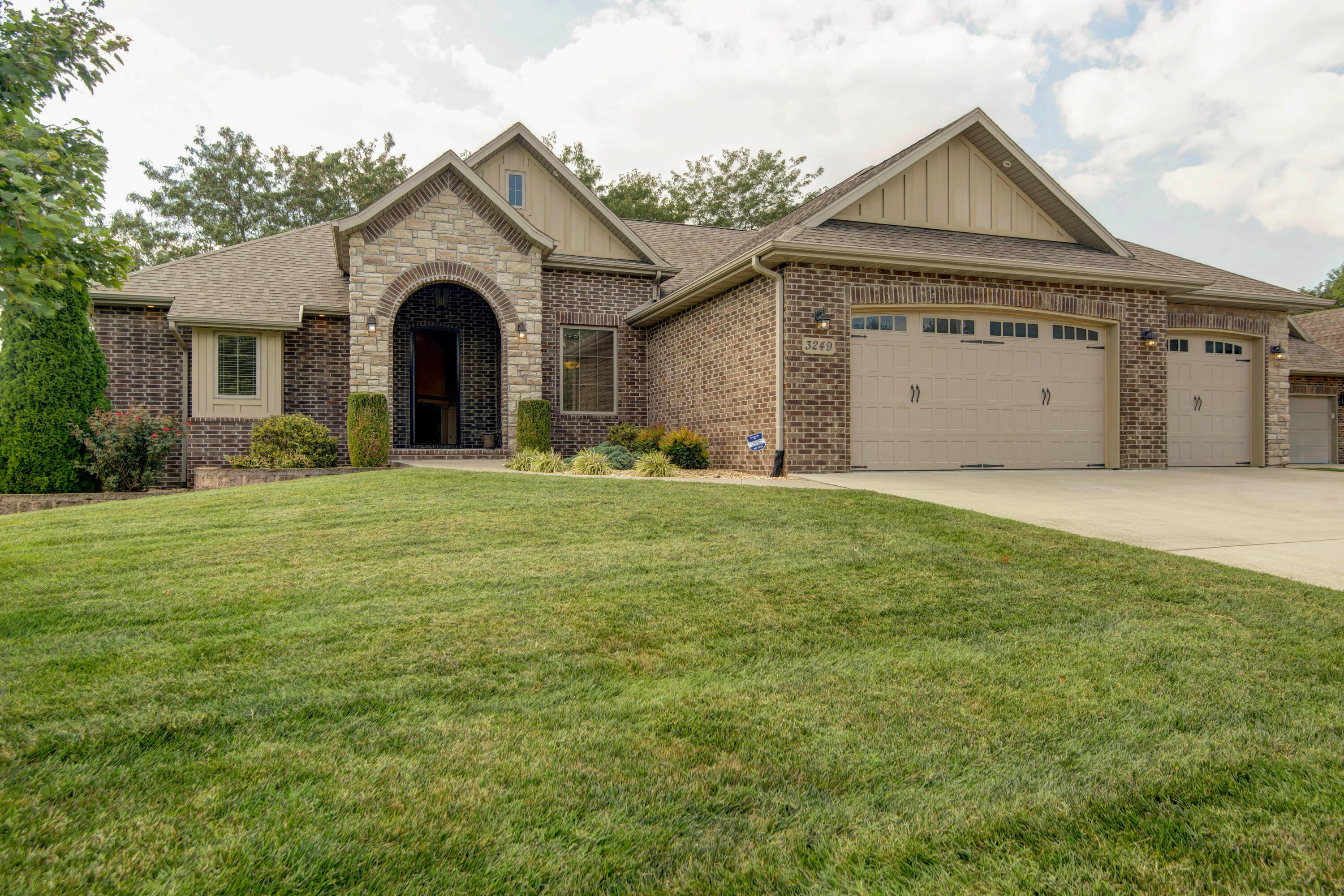 3249 S Victoria Avenue