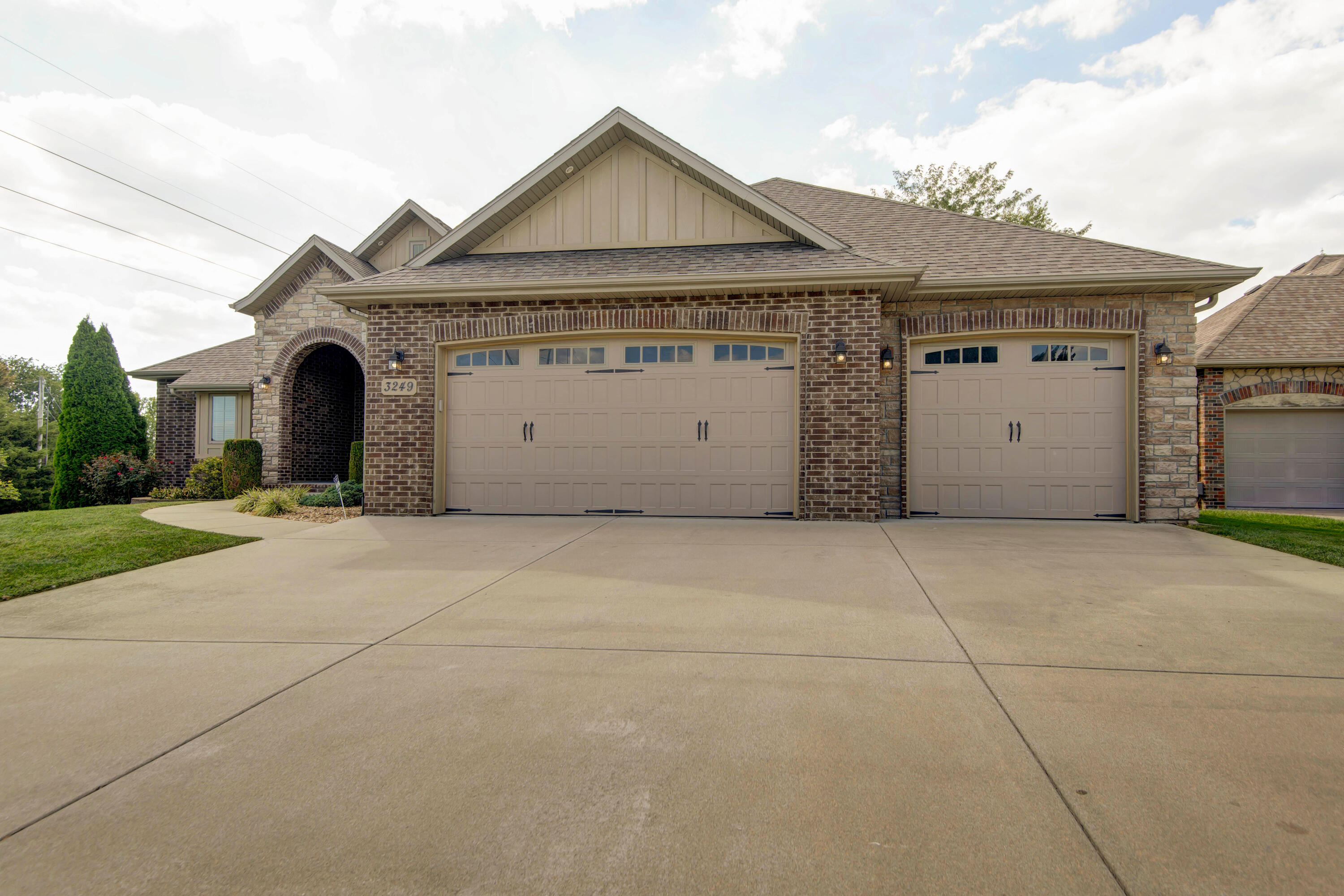 3249 S Victoria Avenue