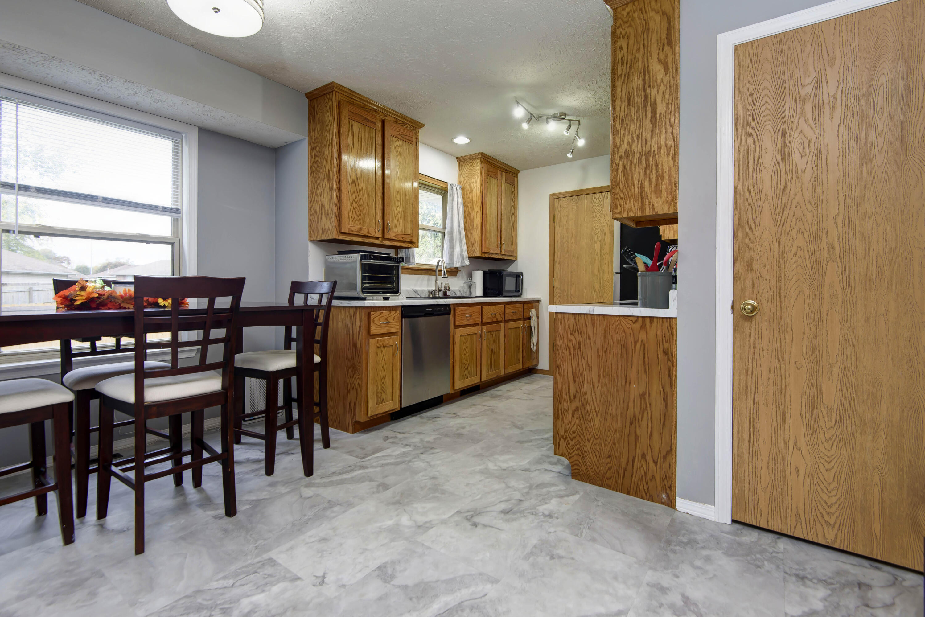 1121 N Hutchinson Avenue