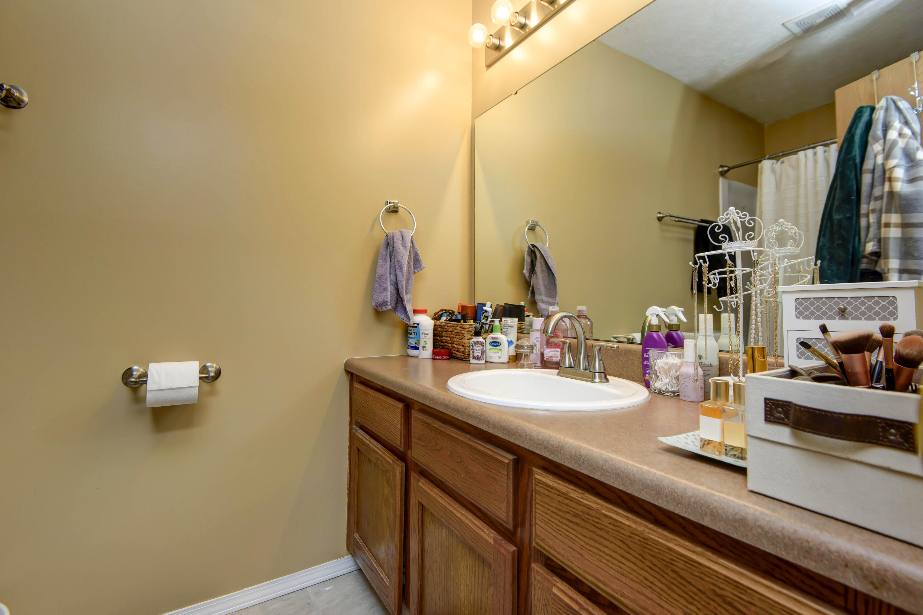 1121 N Hutchinson Avenue