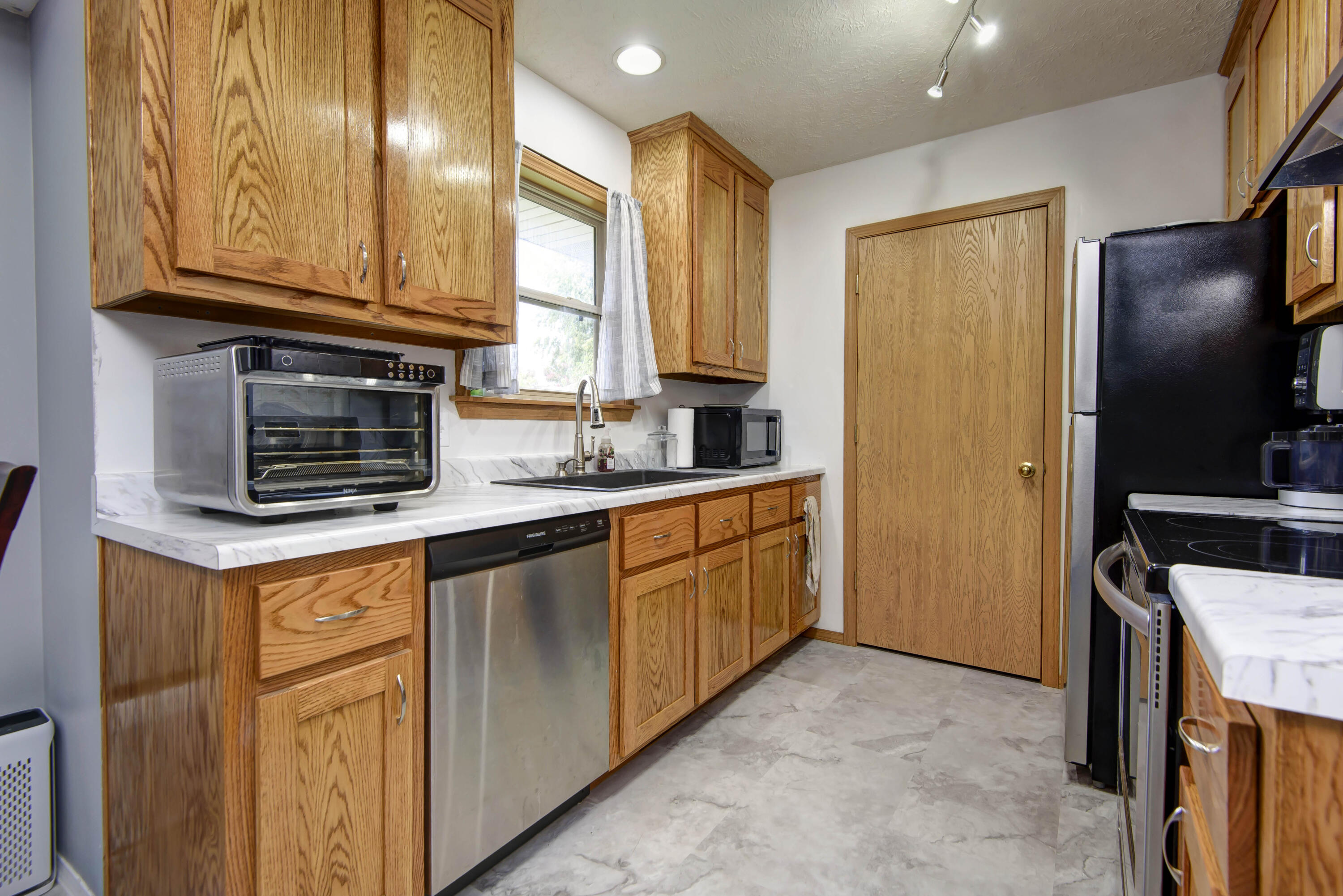 1121 N Hutchinson Avenue