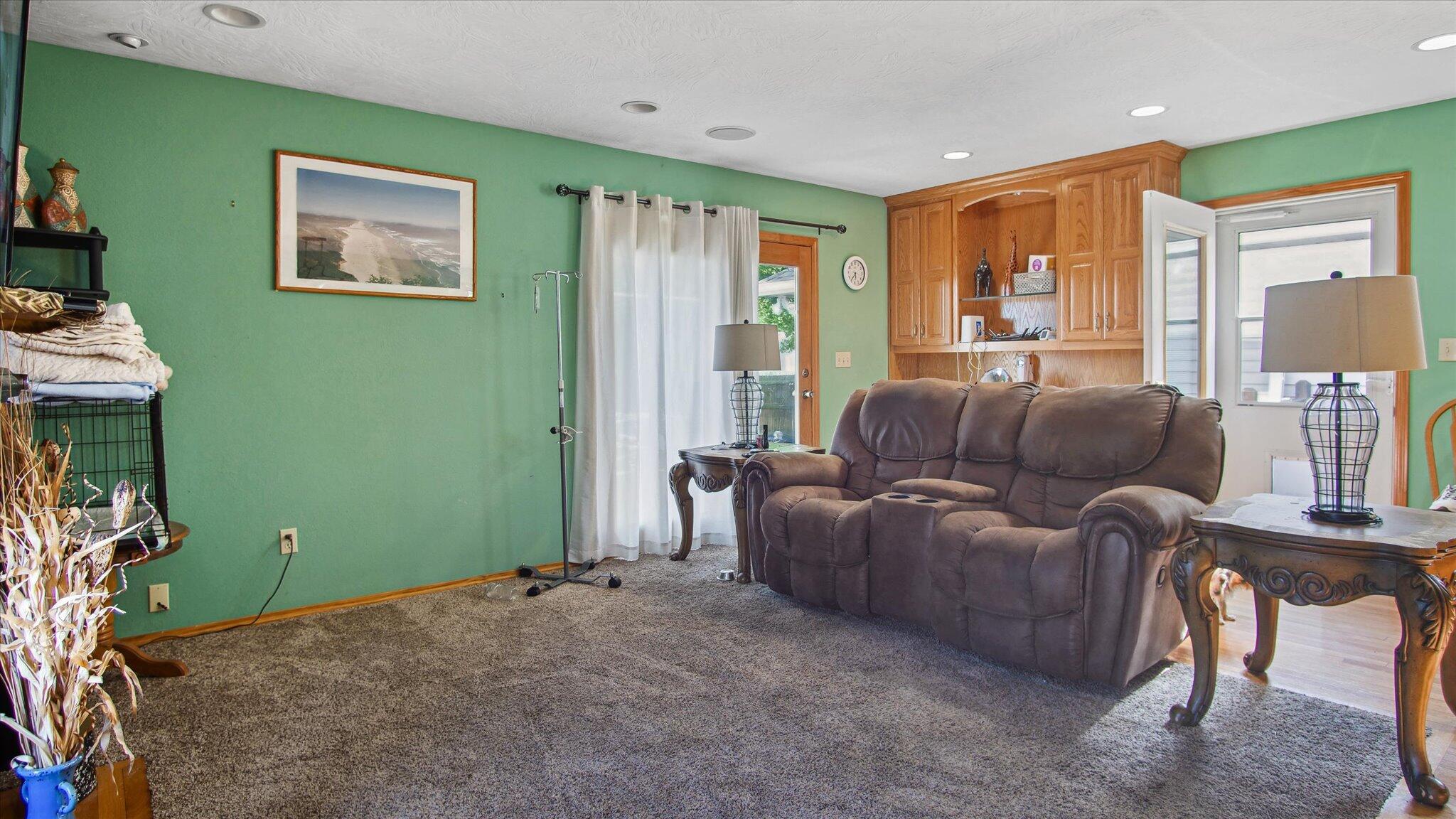 1302 E Primrose Lane