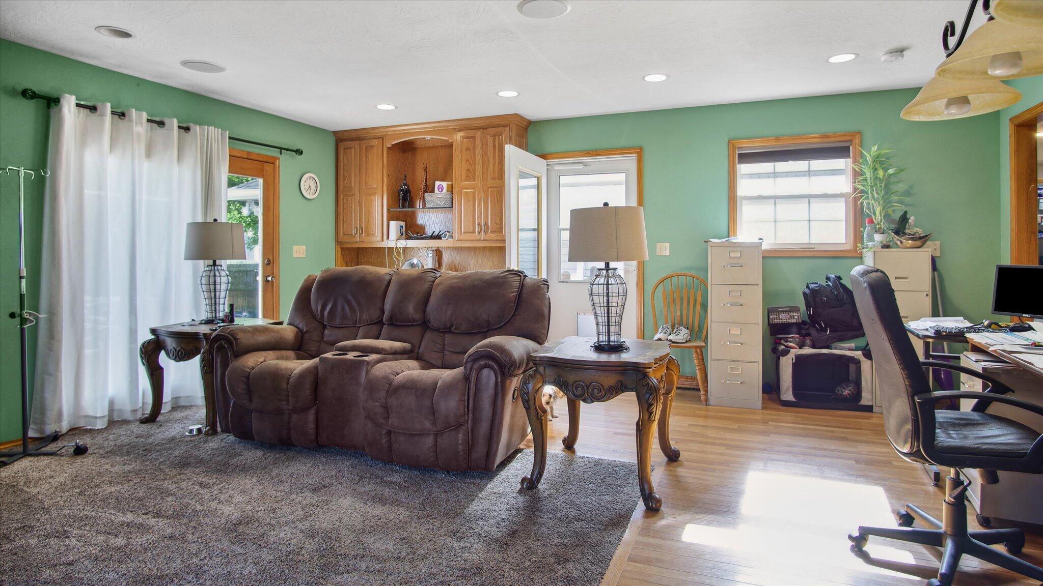 1302 E Primrose Lane