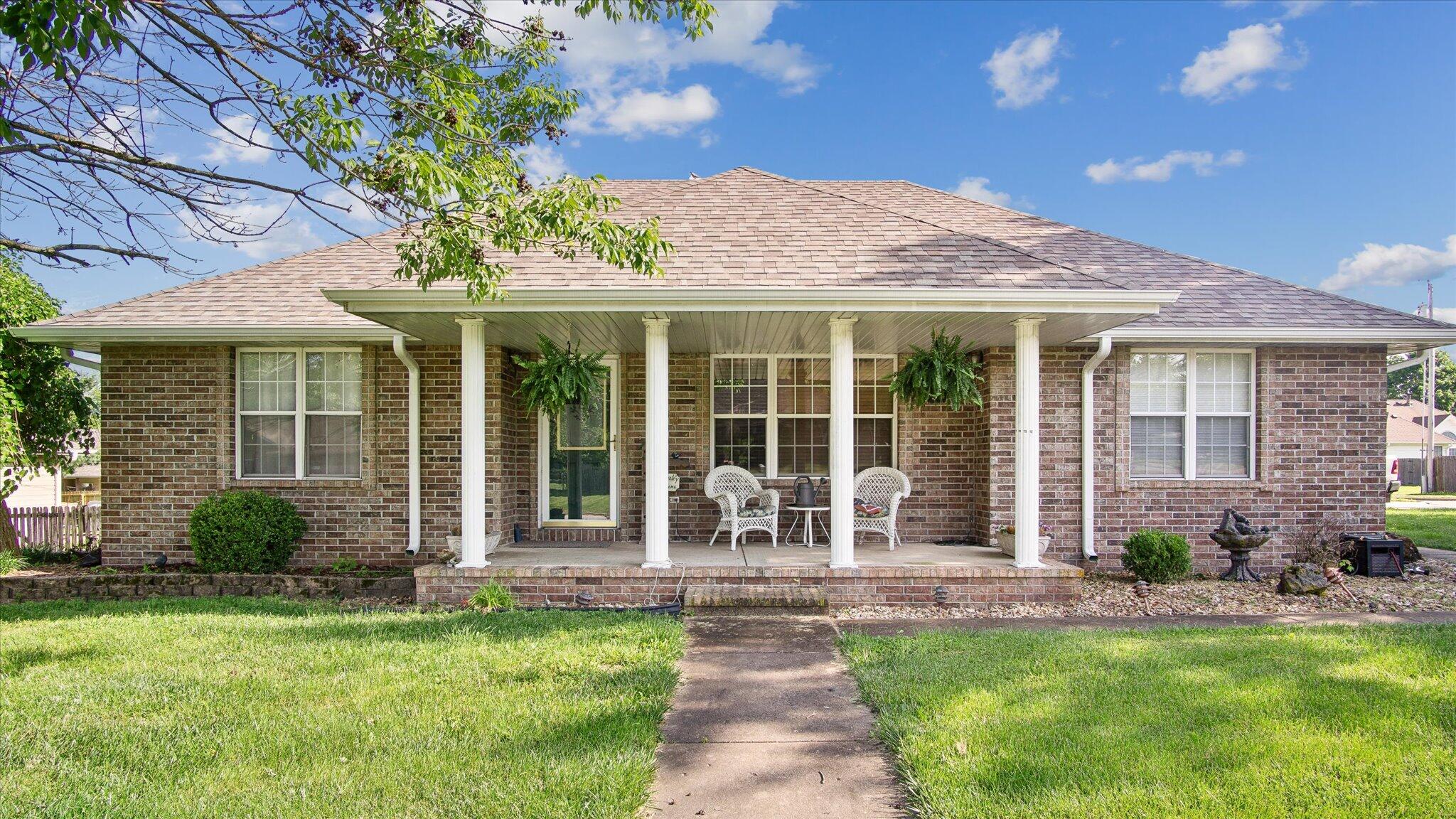 1302 E Primrose Lane