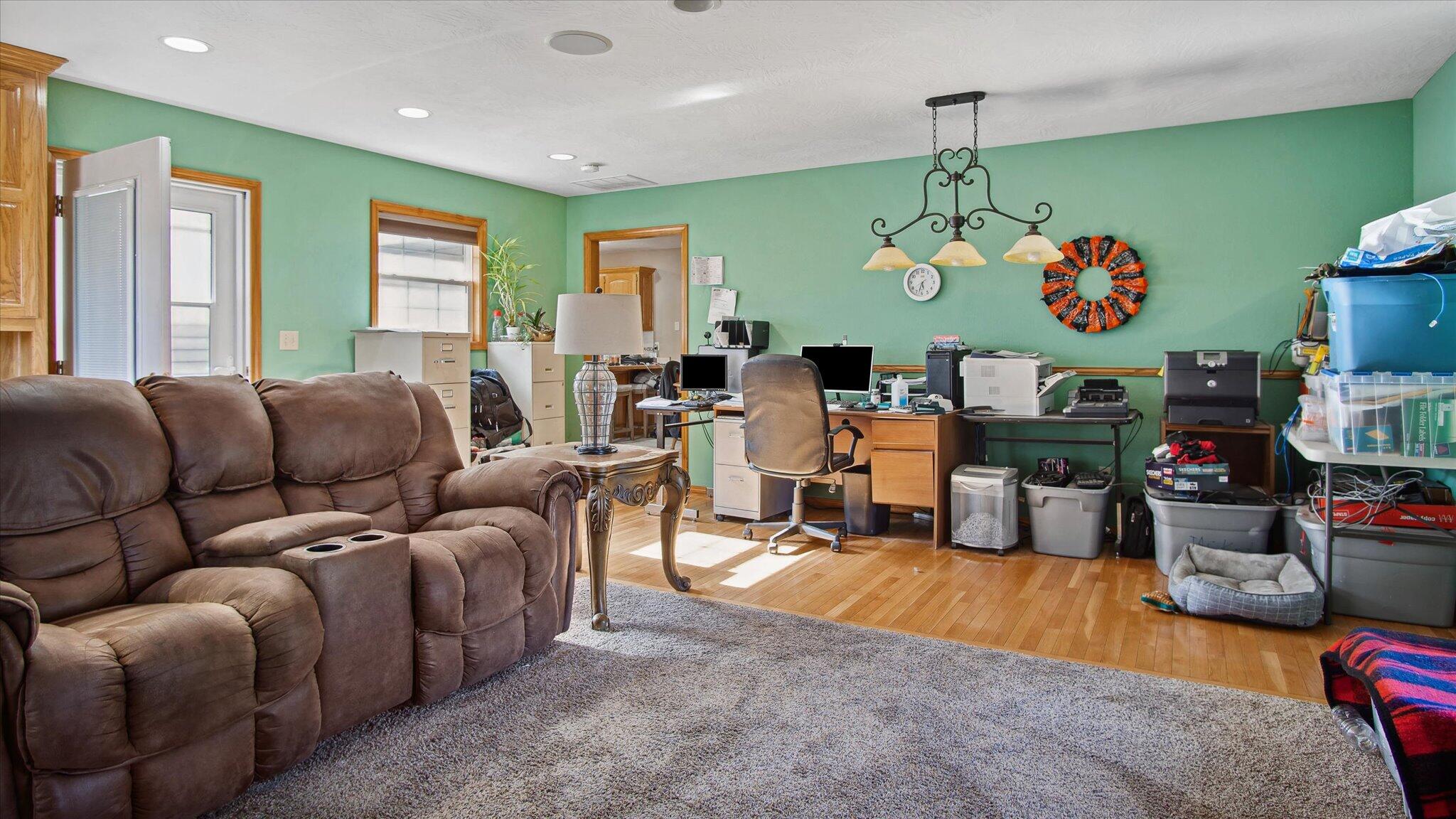 1302 E Primrose Lane