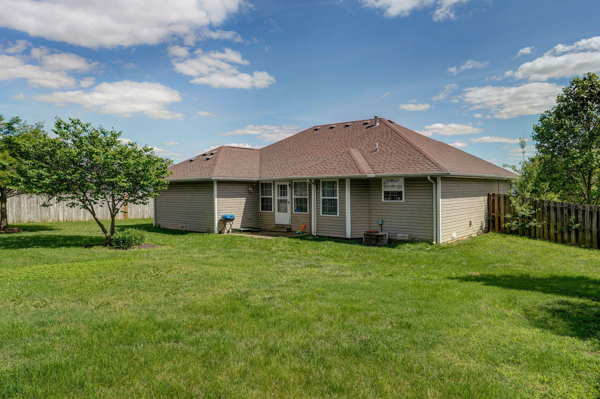 2613 E Moonlight Street