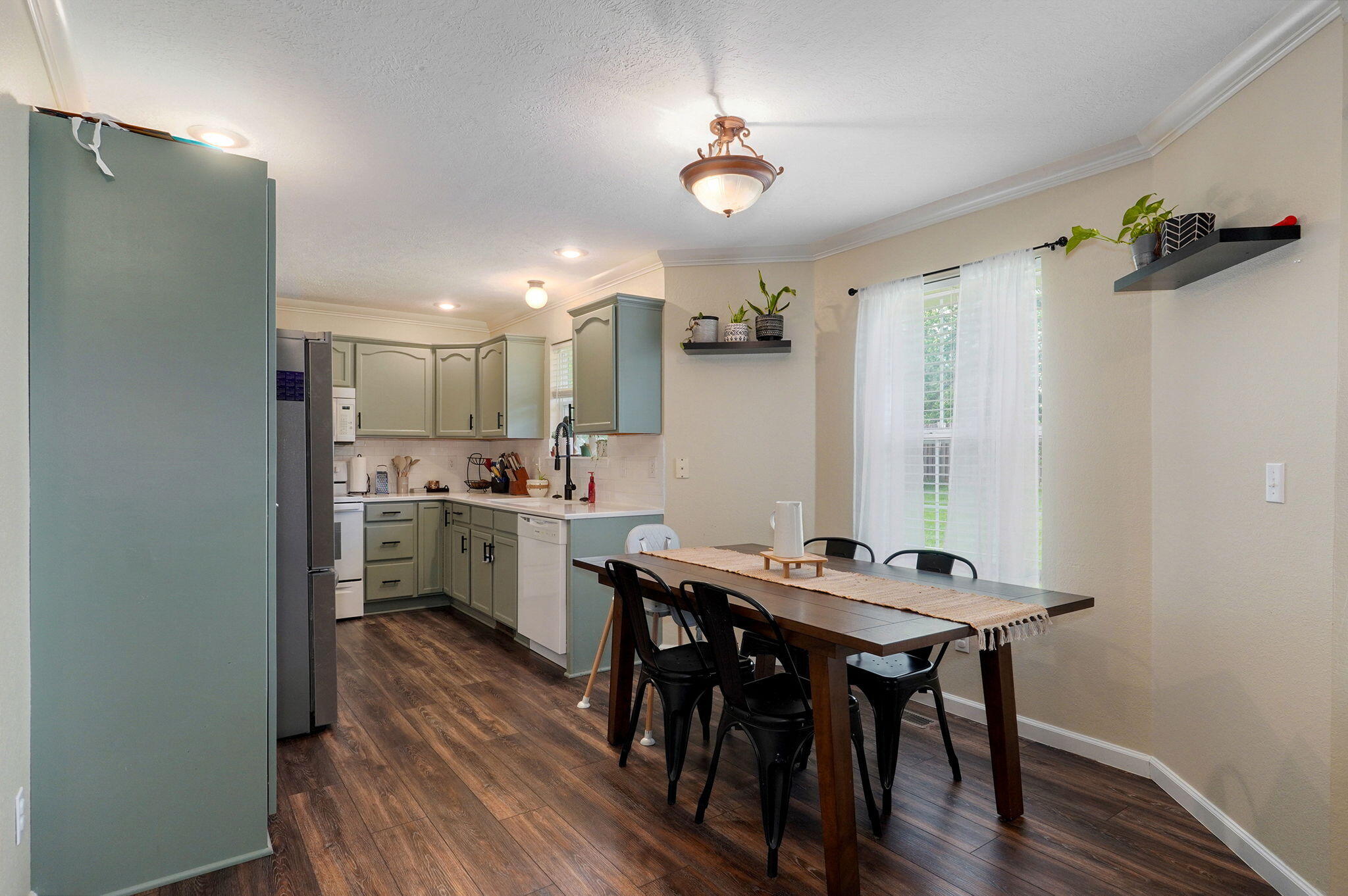 2613 E Moonlight Street