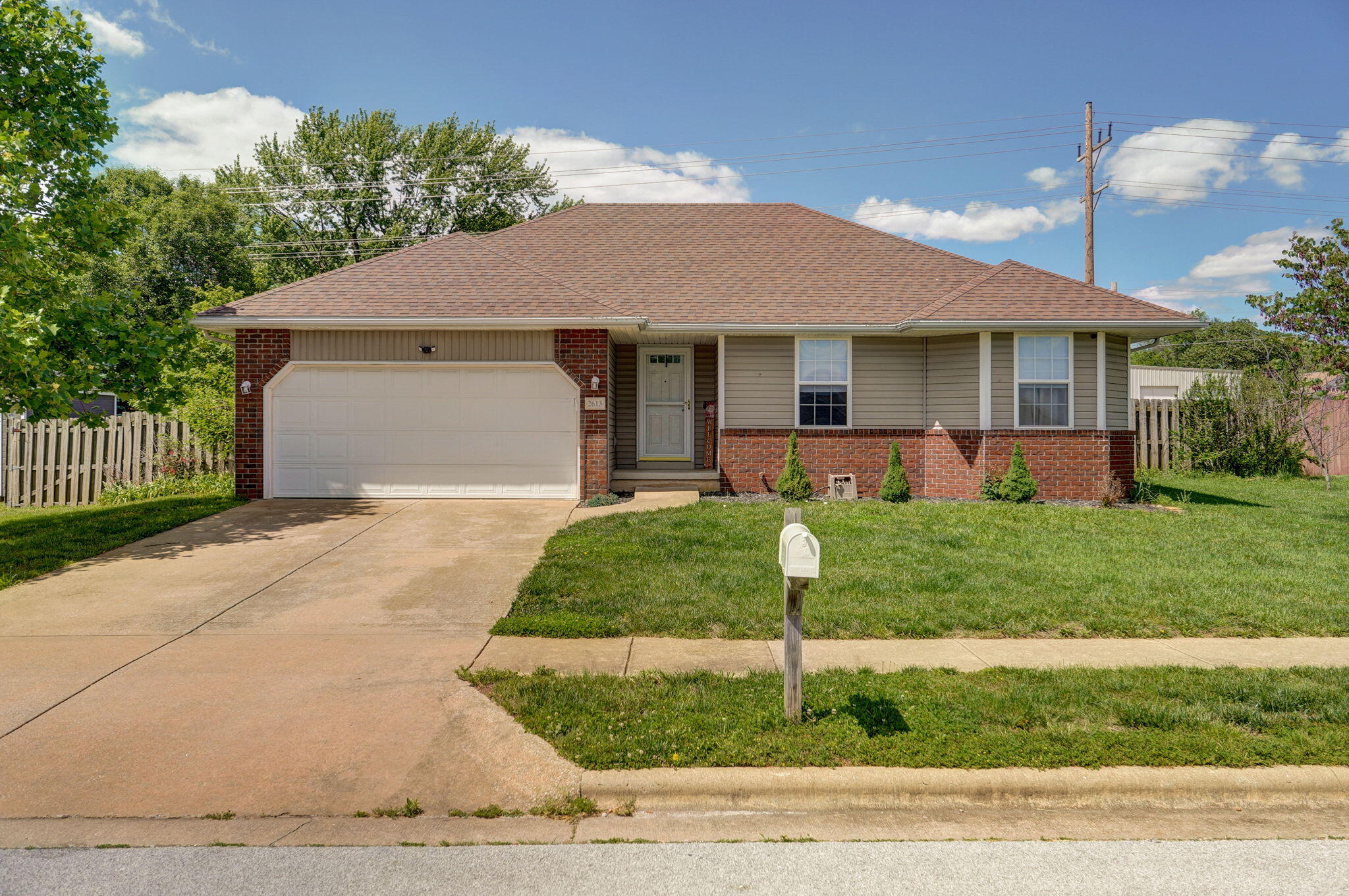 2613 E Moonlight Street